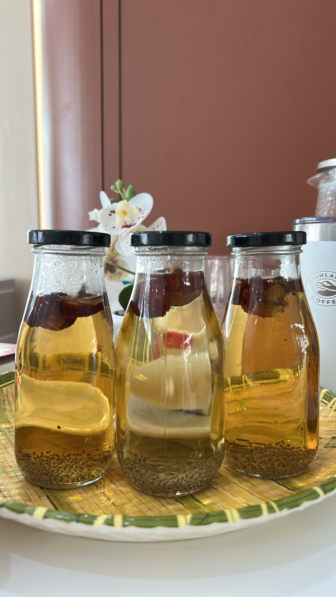 By Pilates mang đến trà táo đỏ hạt chia ấm nóng thay cho detox trong ngày se lạnh